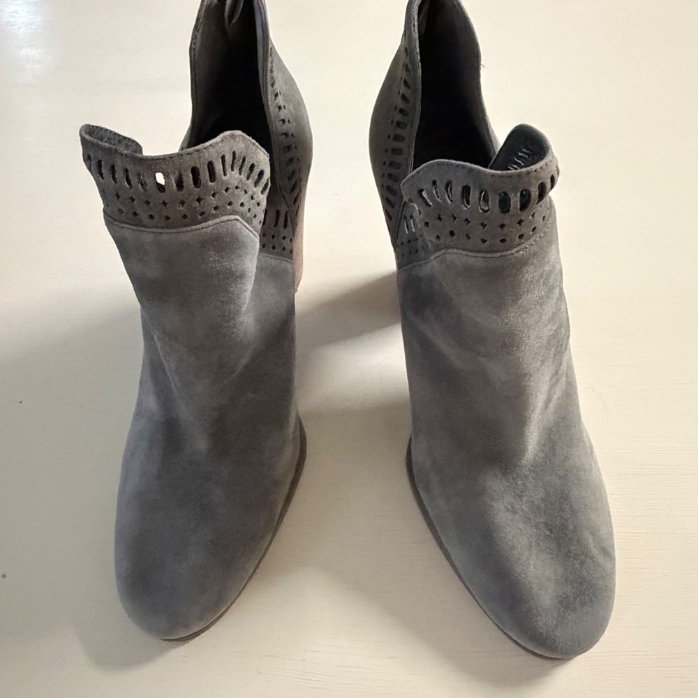 Vince Camuto Grey Suede Perforated Cutout Ankle Booties Block Heel Size 8.5